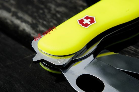 VICTORINOX Swiss Army - pisau poket "RESCUE TOOL"