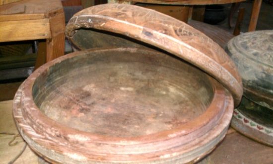 Cepu kayu antik (bekas nasi) berukir