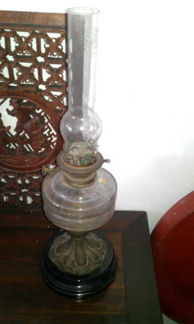 Lampu meja antik atau antique table lamp