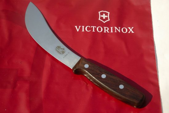 VICTORINOX - pisau melapah kulit (hulu KAYU)