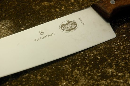 pisau dapur/chef Victorinox (hulu KAYU)