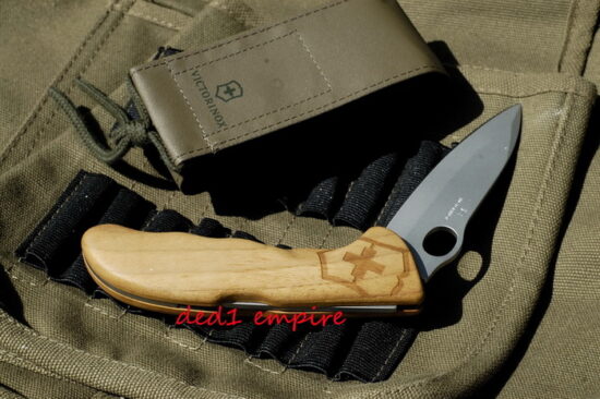 Victorinox SWISS ARMY - pisau lipat "Hunter Pro" (hulu kayu)